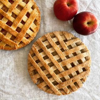 グルテンフリーのアップルパイ

大豆粉バージョン（左上）

オートミールバージョン（右下）

2枚目　どのパイも、適当な平皿で焼けます。これはホーローのお皿で焼いたふじリンゴのパイ。

3枚目オープンアップルパイ（紅玉）。

 
今月も、オンラインレッスン『白崎茶会レシピ研究室』をご視聴いただきありがとうございました。

今月は、リクエストにお応えして、

✳︎オープンアップルパイ
✳︎アメリカンアップルパイ
✳︎煮りんごアップルパイ

などなど、毎週アップルパイばかりの放送でした。

ようやく、グルテンフリーのアップルパイをご紹介することができてほっとしています。

どれも山ほどりんごを使うので、りんごの季節にぜひつくってみてくださいね。

来月の配信は、クリスマスや年末に向けたメニューになる予定です。

 オンラインレッスンのサブスクリプション会員（研究生）のお申込み受付は、毎月1日から一週間のみ、とさせていただいていますので、

次の募集はこの後、
12月1日の0時から12月7日いっぱいまでとなります。

 12月8日以降、受付は一旦停止となりますので、どうかご了承ください（退会はいつでも大丈夫です）。

ひきつづきどうぞよろしくお願いいたします。

#白崎茶会 #白崎茶会レシピ研究室 #オンライン料理教室#アップルパイ#glutenfreepie#glutenfreeapplepie #veganpie#applepie#vegancake#plantbasedfood #グルテンフリー #ヴィーガンスイーツ #プラントベース#veganbaking #glutenfree #米粉スイーツ#グルテンフリーアップルパイ