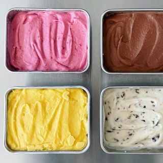 発酵アイスクリーム

⚪︎ジンジャーチョコアイスクリーム
⚪︎ラムレーズンアイスクリーム
⚪︎ラズベリーアイスクリーム
⚪︎マンゴーアイスクリーム

こちらは「クロワッサン」1096号に掲載中の発酵アイスクリームです。

アイスの素を混ぜて冷凍しておけば、色んな味のアイスがすぐに楽しめます。

長く冷凍しても味が落ちないレシピですので、まとめて冷凍しておくと夏の間いつでもアイスか楽しめるので、本当におすすめです！

連載「白崎茶会の発酵教室」のページをごらんくださいね。

レシピ研究室でも、今週はアイスクリームとジェラートを配信しますね！

#白崎茶会 #発酵アイス#発酵アイスクリーム #発酵おやつ#発酵食 #手作りアイス#プラントベース#ヴィーガンスイーツ#ヴィーガンアイス #発酵レシピ#vegandessert #veganicecream